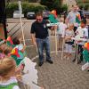 Klare, unmissverständliche Anweisungen sind bei der Feuerwehr üblich. Gruppenführer Stefan Heller (Bildmitte) erteilte diese den Kindern, die die originellen Tafeln mit den jeweiligen Vereinsnamen beim Festzug trugen. Foto: Herbert Ehehalt