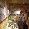 Eröffnung der Schäferei aus hausen im Fränkischen Freilandmuseum: Museumsleiterin Ariane Weidlich (links) führte die Gäste durch das Ensemble aus Wohnhaus und Scheune.