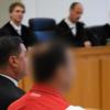 Der 48-jährige Angeklagte (vorne, rechts) sitzt zum Prozessbeginn im Gerichtssaal des Landgerichts neben seinem Verteidiger Alois Kovac. Vor rund drei Jahren ist der Sohn des Milliardärs Würth entführt worden. Der mutmaßliche Täter steht jetzt wegen erpresserischen Menschenraubes vor Gericht. Er soll den damals 50-jährigen, behinderten Sohn des baden-württembergischen Unternehmers im Juni 2015 im hessischen Schlitz entführt und drei Millionen Euro Lösegeld gefordert haben. Der Angeklagte wurde auf Anweisung des Gerichts gepixelt. Der 48-jährige Angeklagte (vorne, rechts) sitzt zum Prozessbeginn im Gerichtssaal des Landgerichts neben seinem Verteidiger Alois Kovac. Vor rund drei Jahren ist der Sohn des Milliardärs Würth entführt worden. Der mutmaßliche Täter steht jetzt wegen erpresserischen Menschenraubes vor Gericht. Er soll den damals 50-jährigen, behinderten Sohn des baden-württembergischen Unternehmers im Juni 2015 im hessischen Schlitz entführt und drei Millionen Euro Lösegeld gefordert haben. Der Angeklagte wurde auf Anweisung des Gerichts gepixelt.