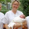 Vivien Bräuner (Freiwilliges Soziales jahr), Hebamme Annette Amend und Pflegeschülerin Eileen Pölderl (von links) begleiteten die kleine Jule und ihre Mutter bei der Geburt. sie ist das 300. Baby, das in diesem Jahr in Bad Neustadt zur Welt kam.