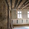 Blick in die Bohlenstube, deren Entstehung ins späte Mittelalter datiert wird (um 1489). Sie befindet sich im Obergeschoss eines Hauses in der Alten Poststraße in Kitzingen.