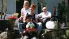 Der 14-jährige Sebastian Körner ist unheilbar krank. Er und seine Familie erhalten große Unterstützung von Claudia Nitschke (Bildmitte), Begleiterin im Kinder- und Jugendhospizdienst der Malteser Unterfranken. Simone Körner (links) und Diözesanhospizreferent Georg Bischof (rechts) halten stets engen Kontakt. Foto: Conny Puls