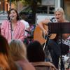 Lena und Verena Müller aus Seifriedsburg unterhielten am Donnerstagabend die Zuhörer von „Musik in der Stadt“ auf dem Gemündener Marktplatz.