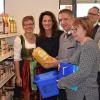 Landwirtschaftsministerin Michaela Kaniber ließ es sich nicht nehmen, bei ihrem Besuch im Dorfladen Wiesenfeld auch einige heimische Produkte einzukaufen. Im Bild: (von links) Kreisbäuerin Maria Hoßmann, Michaela Kaniber, Thorsten Schwab (MdL), Ramona Müller (Geschäftsleitung Dorfladen), Michael Hombach (Stadtrat von Karlstadt) und Reinhard Wolz (Kreisobmann des Bayerischen Bauernverbandes).