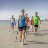 Nordic Walking ist ein Naturerlebnis (wie hier an der Nordsee) und  macht Spaß in der Gruppe.