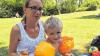 Sabine Brand aus Püssensheim (Landkreis Würzburg) kommt mit ihrer Familie gerne ins Volkacher Freibad. Im Bild mit dem jüngsten Sohn Noah.