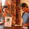 Adolf Hümmer, Vorsitzender des Vereins Nationalpark Nordsteigerwald, zeichnete die Grünen-Bundestagsabgeordnete Manuela Rottmann für ihr Engagement um den Steigerwald als „Wächterin des Klosterwaldes Ebrach“ aus.