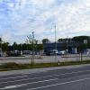 Großbaustelle am südlichen Stadtrand von Bad Königshofen: Neben der neuen Aldi-Filiale (links) entsteht zurzeit ein zweiter Gebäudekomplex (rechts), in dem im Oktober neben einem Drogeriemarkt ein Textilgeschäft und eine Bäckerei eröffnet werden sollen.