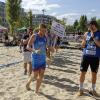 Fabian Tatzel (rechts) applaudiert dem neuen deutschen Meister im Beachhandball. In der Neuauflage des Vorjahresfinals musste Tatzel sich mit der SG Schurwald dem Team von  Beach & Da Gang aus dem hessischen Münster geschlagen geben.