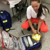 Rettungsassistentin Jana Kirchhoff zeigt den Inhalt eines Notfall-Rucksacks, hier mit Kühlpacks im gelben Plastikmäppchen. Foto: Regina Urbon Rettungsassistentin Jana Kirchhoff zeigt den Inhalt eines Notfall-Rucksacks, hier mit Kühlpacks im gelben Plastikmäppchen. Foto: Regina Urbon