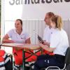 Besprechung unterm Sonnenschirm, im Bild v.l. : Jana Kirchhoff, Carina Zolokowski, Matthias Neuhöfer und Regina Schulze. Foto: Johannes Kiefer Besprechung unterm Sonnenschirm, im Bild v.l. : Jana Kirchhoff, Carina Zolokowski, Matthias Neuhöfer und Regina Schulze. Foto: Johannes Kiefer