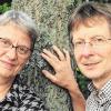 Untersuchen das Ökosystem Stadtbaum: Dr. Susanne Böll, Biologin und Projektleiterin „Stadtgrün 2021“ an der Landesanstalt in Veitshöchheim, und Tierökologe Dr. Dieter Mahsberg von der Uni Würzburg.