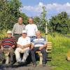 (ewie)   Die Gemeinde Sondheim hat dem Obst- und Gartenbauverein Stetten zum 25-jährigen Bestehen einen Jubiläumsbaum geschenkt. Das Bäumchen, ein Speierling, artverwandt mit der Elsbeere, hat jetzt in der Kirschallee, die seit Jahren von den Gartlern gepflegt wird, seinen Platz gefunden. Der stellvertretende Bürgermeister Dietmar Zink (im Bild hinten rechts) dankte den Gartenfreunden für ihre Einsätze. Die emsige Truppe mit Gerhard Gramm, der auch die Patenschaft für den Baum übernommen hat, Friedrich Heß, Horst Schilling (vorne, von rechts) Hermann Speth (nicht im Bild) und dem Vorsitzenden Bernd Marschall (stehend links) kümmert sich liebevoll um die Anlage, übernimmt den Obstbaumschnitt und sorgt für die Instandhaltung und auch für das Aufstellen von neuen Sitzgruppen, wofür die Gemeinde dann auch gerne Material bereit stellt.