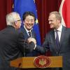 Die EU-Politiker Jean-Claude Juncker (links) und Donald Tusk zusammen mit Shinzo Abe, dem Premier von Japan.