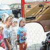 Feuerwehrkommandant  Frank Winterstein besuchte den Kindergarten Sonnenschein Schernau.  Er erklärte und übte mit den Jungen und Mädchen das Verhalten bei einem Brand. Danach durften die Kinder noch das Feuerwehrauto erkunden.