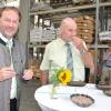 Bei der 10. land- und forstwirtschaftlichen Informationsfahrt durfte Landrat Eberhard Nuß (rechts) bei Busch Agrarhandel in Lindflur auch sogenannte Körnerdrogen wie Anis und Fenchel erschnuppern, während Firmenchef Peter Busch Details des Betriebes erläuterte. Foto: Wilma Wolf