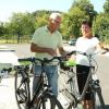 Die Wohnmobilisten Herbert und Monika Erlwein aus Oberhaid machen ihre Fahrräder startklar.