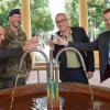 Auf gute Zusammenarbeit stoßen in Bad Bocklets Brunnenbau mit Heilwasser an (von links) Rhön GmbH-Geschäftsführer Thorn Plöger, der Hammelburger Kommandeur Simon Leidner, Bürgermeister Andreas Sandwall und Kurdirektor Thomas Beck.