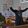Nach der kurzen Andacht in der evangelischen Kirche in Bad Königshofen traf man auf einen gutgelaunten Landesbischof.