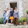 Das Kunstzentrum Eva Maisch in Lindelbach macht eine Ausstellung mit mehreren Künstlern (von links): Kati Jünger, Susanna Kuschek, Walter Jäckl, Eva Maisch, Othmar Prenner und Antje Dienstbir. Foto: Dita Vollmond