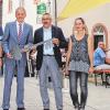 Architekt Reinhold Rüger (Dritter von links) übergab Bürgermeister Wolfgang Vockel (Zweiter von links) den Schlüssel zum neuen Dormitorium. Mit auf dem Bild sind Karl Zesewitz und Gertraud Stumpf-Virsik vom städtischen Hochbauamt.