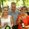Weingutsdirektor Thilo Heuft mit Marion Neumann und ihrer Tochter Saskia. Foto: Herbert Kriener