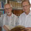 Erste Informationen gab es im Stadtarchiv, das in der ehemaligen Volksschule untergebracht ist, für Rainer Knies (links), der mit Hubertus Schneider Nachfolger von Stadtarchivar Gustav Tschochner (rechts) wird.