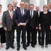 Gruppenbild nach der Übergabe des Verdienstkreuzes an Dr. Karl Südekum: Uni-Vizepräsident Phuoc Tran-Gia, Anja Flicker (Stadtbücherei Würzburg), Bürgermeister Dr. Adolf Bauer, Dr. Klaus Ceynowa (Generaldirektor der Bayerischen Staatsbibliothek), Dr. Karl Südekum, Uni-Kanzler Dr. Uwe Klug, Staatssekretär Gerhard Eck, Ehrensenator Professor Walter Eykmann, Kerstin Diesing (Universitätsbibliothek), Ralf Brugbauer (Direktor der Bayreuther Universitätsbibliothek) und Dr. Hans-Günter Schmidt (Leiter der Universitätsbibliothek) Foto: Marco Bosch Gruppenbild nach der Übergabe des Verdienstkreuzes an Dr. Karl Südekum: Uni-Vizepräsident Phuoc Tran-Gia, Anja Flicker (Stadtbücherei Würzburg), Bürgermeister Dr. Adolf Bauer, Dr. Klaus Ceynowa (Generaldirektor der Bayerischen Staatsbibliothek), Dr. Karl Südekum, Uni-Kanzler Dr. Uwe Klug, Staatssekretär Gerhard Eck, Ehrensenator Professor Walter Eykmann, Kerstin Diesing (Universitätsbibliothek), Ralf Brugbauer (Direktor der Bayreuther Universitätsbibliothek) und Dr. Hans-Günter Schmidt (Leiter der Universitätsbibliothek) Foto: Marco Bosch