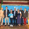 Ministerpräsident Markus Söder (Zweiter von links), Heimatminister Albert Füracker und die Präsidentin des Deutschen Hotel- und Gaststättenverbands Bayern, Angela Inselkammer, prämieren die 100 besten Heimatwirtschaften. Im Bild mit Bernd Andres (Vierter von links) und seine Tochter Julia (Dritte von links), sowie Landrat Wilhelm Schneider (links), Landtagsabgeordneter Steffen Vogel und Innenstaatssekretär Gerhard Eck..