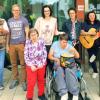 Tabea Thurn (Mitte, FHWS) mit Bewohnern und der Leiterin des „Wohnheim 50plus“ in Haßfurt mit der australischen Gruppe Foto: FHWS / Tabea Thurn Tabea Thurn (Mitte, FHWS) mit Bewohnern und der Leiterin des „Wohnheim 50plus“ in Haßfurt mit der australischen Gruppe Foto: FHWS / Tabea Thurn