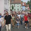 Unterwegs in Mainstockheim: die Besucher der Ausstellungseröffnung „Schrollahopfer”.