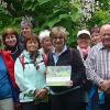 Zu einem 8500 Quadratmeter großen Naturpark im Altmühltal, nämlich zu Bärbels Garten in Dixenhausen, bekannt durch die Fernsehsendung Querbeet, fuhren mit den Bus 37 Teilnehmer der NaturFreunde Kitzingen.   Barbara Krasemann führte laut Mitteilung zwei Stunden lang durch ihr grünes Paradies, bestehend aus Gemüsegarten, Obstgarten, Schattengarten, Kräutergarten, Feuchtbiotop mit Teichen, Formengarten und einer Farnsammlung mit vielen historischen und exotischen Pflanzen und Gehölzen.  Nach der Führung besuchte die Gruppe das Geschichtsdorf Landersdorf. Drei Hofanlagen zeigten, wie Menschen in der Jungsteinzeit, in der keltischen Zeit und im Frühmittelalter lebten. Es folgte eine 5 Kilometer lange Rundwanderung entlang des Archäologischen Keltenweges.
