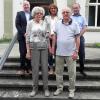 Schon seit den 1990er Jahren kommen (vorne) Heidi und Siegfried Kriegel aus Hamburg regelmäßig nach Bad Neuhaus zum Kuren. Für die überaus große Treue dankten (hinten, von links) Michael Feiler, Carolin Koch und Hermann Baer.