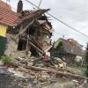 Die rechte Seite des von einer Explosion zerstörten Hauses ist weiter abgerutscht. Die Decke im ersten Stockwerk hat nachgegeben.