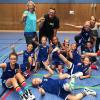 Die U-10-Basketballerinnen der TG Würzburg haben beim größten Basketball-Mini-Turnier Europas in Göttingen den Sieg errungen. Mit Siegen unter anderem gegen die im Mädchenbereich hochgehandelten Mannschaften von Alba Berlin, USV Halle und Jahn München, zogen die TGW Mini Blue Sharks ungeschlagen ins Finale ein. Dort wartete mit Rist Wedel ein körperlich überlegener Gegner. Es entwickelte sich ein Spiel auf Augenhöhe. Erst Sekunden vor Schluss erzielten die TGW-Mädchen den entscheidenden Korb zum 28:26-Endstand. Mit vielen positiven Eindrücken, einem Pokal und der Goldmedaille im Gepäck machten sich die überglücklichen Mädchen auf den Heimweg. Das Bild zeigt das erfogreiche Team mit (vorne liegend) Jule Ebner sowie (sitzend von links) Nele Panzner, Leni Holleber, Carla Siempelkamp, Draya Hammonds, Summer Brauer, Laura Jordan, Jasmin Hochrein und Mia Wiegand und (hinten von links) Silke Mayer (Co-Trainerin), Migo Wiegand (Trainer), Layla Mayer und Sabine Wiegand (Betreuerin).