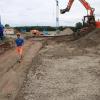 Sichtbare Fortschritte macht die Baustelle der Verbindungsstraße zwischen dem Haßfurter Gewerbegebiet Ost „Godelstatt“ und der Prappacher Straße. Am 23. Juli soll die offizielle Eröffnung der Straße stattfinden. Bis dahin bleibt aber noch einiges zu tun.