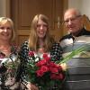 Empfang für die deutsche Meisterin: Helene Nick (links), Vorsitzende des SKC Bavaria Damen Karlstadt, und Rudolf Lenhard (rechts), Vorsitzender des Keglervereins Karlstadt, mit der erfolgreichen Christina Klein (Mitte).