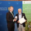 Umweltminister Marcel Huber überreichte Schwebheims Altbürgermeister Hans Fischer (von links) die Staatsmedaille für besondere Verdienste um die Umwelt.