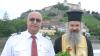 Hotelmanager Charalambos Andreou (links) und der griechisch-orthodoxe Priester Martinos Petzolt (rechts) an Deck der Amareina. Foto: Corbinian Wildmeister