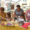 Rita Katharina Kolb (links) baut mit den Kindern heute ein Boot. Auch eine Mama baut mit.