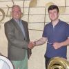 Bester Dirigent: Den Taktstock fest in den Händen hält Andreas Pickel (rechts). Robert Orth, Vorsitzender des Musikvereins Obereuerheim gratuliert zum großartigen Prüfungsergebnis bei der Dirigentenausbildung. Andreas Pickel wurde als bester bayerischer Dirigent für Blasorchester ausgezeichnet. Er hat damit die Staatliche Anerkennung als Leiter einens Blasorchesters erworben.