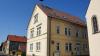 Das Rathaus in Hausen (Gebäude in der Mitte) bildet mit der Kirche (rechts) und dem ehemaligen Schwesternhaus (links) ein ortbildprägendes Ensemble in der Hausener Dorfmitte. Der Gemeinderat hat sich knapp dafür entschieden, dass das Gebäude auf jeden Fall erhalten bleiben soll.
