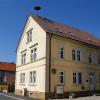 Das Rathaus in Hausen (Gebäude in der Mitte) bildet mit der Kirche (rechts) und dem ehemaligen Schwesternhaus (links) ein ortbildprägendes Ensemble in der Hausener Dorfmitte. Der Gemeinderat hat sich knapp dafür entschieden, dass das Gebäude auf jeden Fall erhalten bleiben soll.