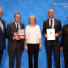 Hohe Ehrung für den Akademischen Ruder-Club Würzburg. Von links: Staatsminister Joachim Herrmann, stellvertretender ARCW-Vorsitzender Ludger Kleyer, Vorstandsmitglied Sabine Orlowski, ARCW-Präsident Andreas Holz und BLSV-Präsident Günther Lommer.