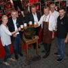 Traditionell erfolgt die Eröffnung des Brauereifestes der Ochsenfurter Kauzen Bräu mit dem Festbieranstich durch den Oberbürgermeister der Stadt Ochsenfurt Peter Juks. Im Bild (von links): Franziska Köhler (Tochter des Brauereichefs), Otto Resch (1. Braumeister), Karl-Heinz Pritzl (Brauereichef), Peter  Juks (Oberbürgermeister der Stadt Ochsenfurt), Günter Pieler (Gebietsverkaufsleiter der Ochsenfurter Kauzen Bräu), Jacob Pritzl (Assistent der Geschäftsleitung der Ochsenfurter Kauzen Bräu).