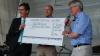 Spende der Zukunftsstiftung über 10000 Euro für das Kinderzentrum Spieli, Scheckübergabe mit (von links) OB Christian Schuchardt, Thomas Lurz und Stefan Rühling (beide Zukunftsstiftung)  Foto:Zukunftsstiftung