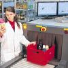 Eine Mitarbeiterin des Fraunhofer-Instituts testet verschiedene Flüssigkeiten mit einem Flüssigkeits-Detektionssystem Typ C.