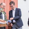Brot und Salz als traditionelle Begrüßungsgaben: Bischof Franz Jung mit Oberbürgermeister Christian Schuchardt und Landrat Eberhard Nuß (von links). Brot und Salz als traditionelle Begrüßungsgaben: Bischof Franz Jung mit Oberbürgermeister Christian Schuchardt und Landrat Eberhard Nuß (von links).