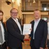 Zur Finanzierung des neuen Allianzmanagers der ILEK Südliches Maindreieck, Bastian Lange, überreicht Peter Doneis vom Amt für ländliche Entwicklung den Förderbescheid an den Vorsitzenden Peter Juks, Marco Maiberger (von links) stellte Möglichkeiten für ein gemeinsames touristisches Konzept der ILEK vor.