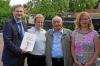 Das Ehepaar Hedwig und Robert Renz feierten in Maroldsweisach ihre Goldene Hochzeit. Es gratulierten auch Bürgermeister Wolfram Thein (links) und Gemeinderätin Doreen Büschel (rechts).